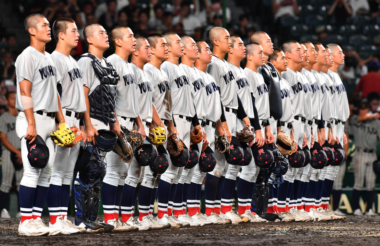 敦賀気比対横浜　敦賀気比に勝利し、校歌を斉唱する横浜ナイン（撮影・岩下翔太）