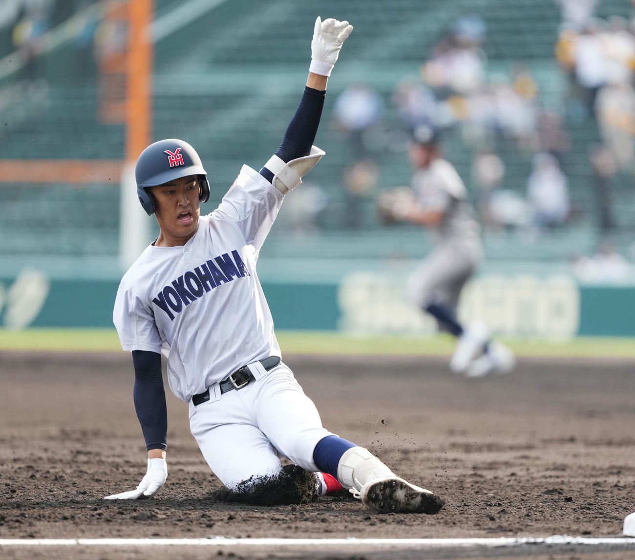 敦賀気比対横浜　2回裏横浜2死一塁、右中間へ適時三塁打を放つ織田（撮影・清水貴仁）