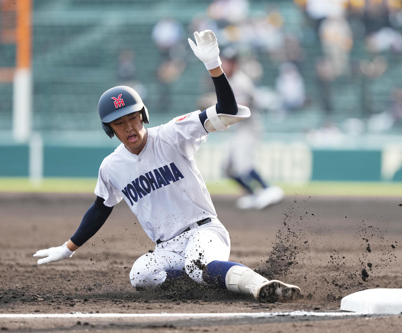 敦賀気比対横浜　2回裏横浜2死一塁、右中間へ適時三塁打を放つ織田（撮影・清水貴仁）