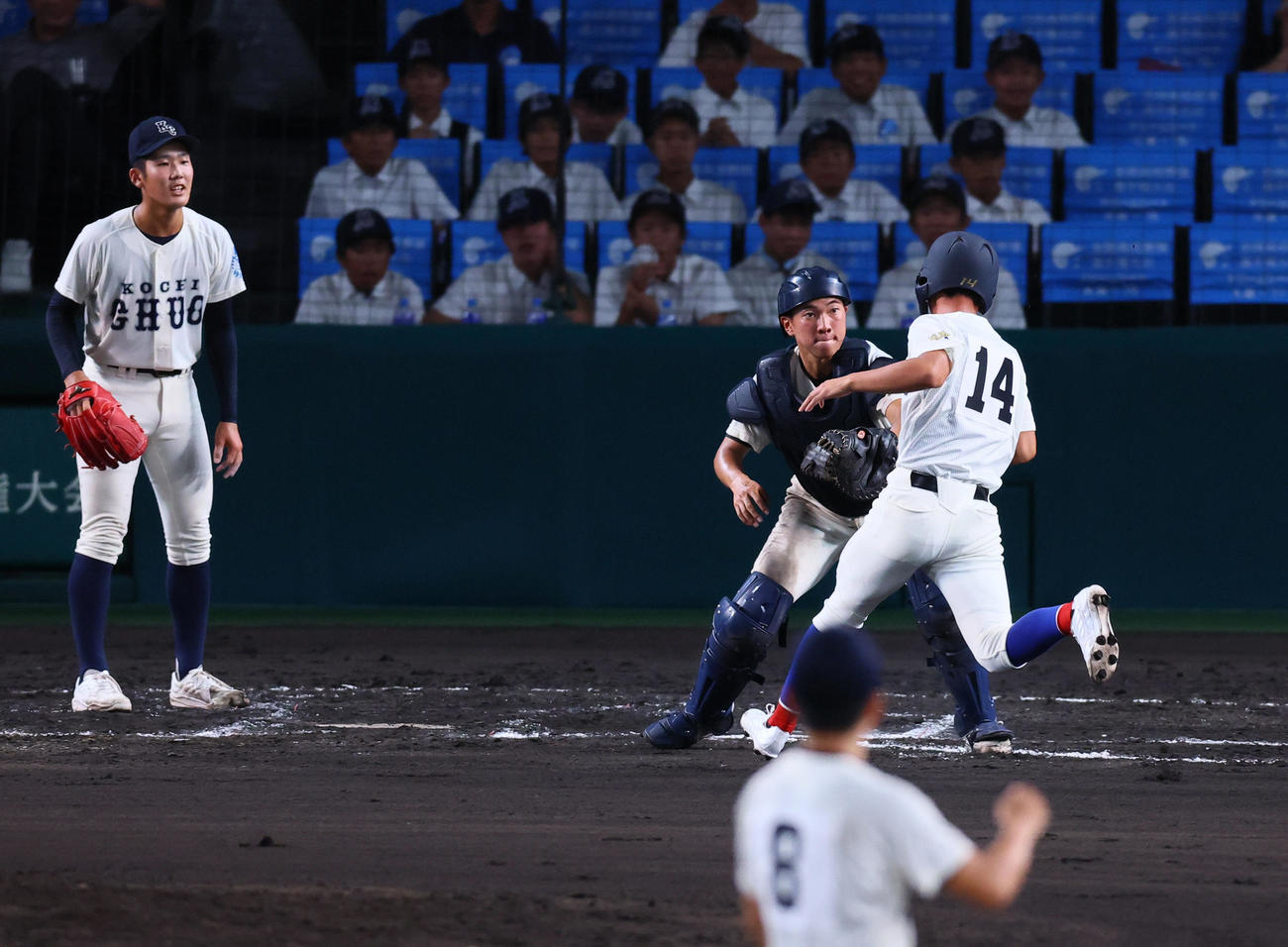 綾羽対高知中央　8回表綾羽無死二塁、元木の遊ゴロで三本間に挟まれた代走池田がタッチアウトになる。捕手延川、左は横山宏（撮影・藤尾明華）