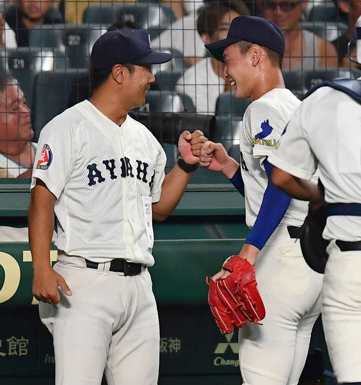 綾羽対高知中央　1回裏を抑えた安井（右）とグータッチを交わす綾羽千代監督（撮影・岩下翔太）