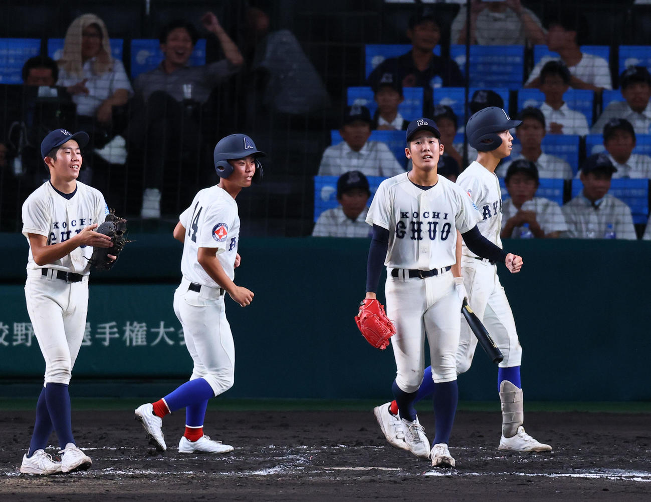 綾羽対高知中央　8回表綾羽無死二塁、元木の遊ゴロで三本間に挟まれた代走池田がタッチアウトになり、ガッツポーズをする横山宏（撮影・藤尾明華）