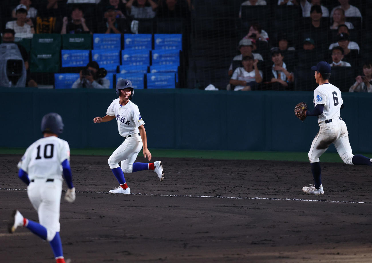 綾羽対高知中央　8回表綾羽無死二塁、元木の遊ゴロで三本間に挟まれた代走池田がタッチアウトになる（撮影・藤尾明華）