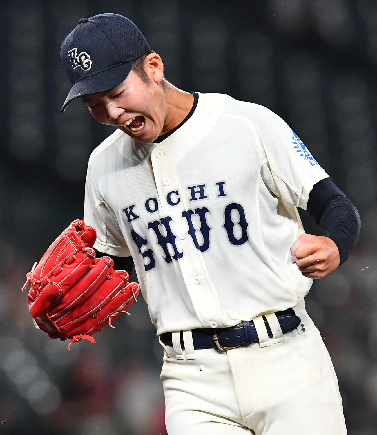 綾羽対高知中央　7回表、3者凡退に抑えた高知中央横山は雄たけびをあげながらガッツポーズする（撮影・岩下翔太）