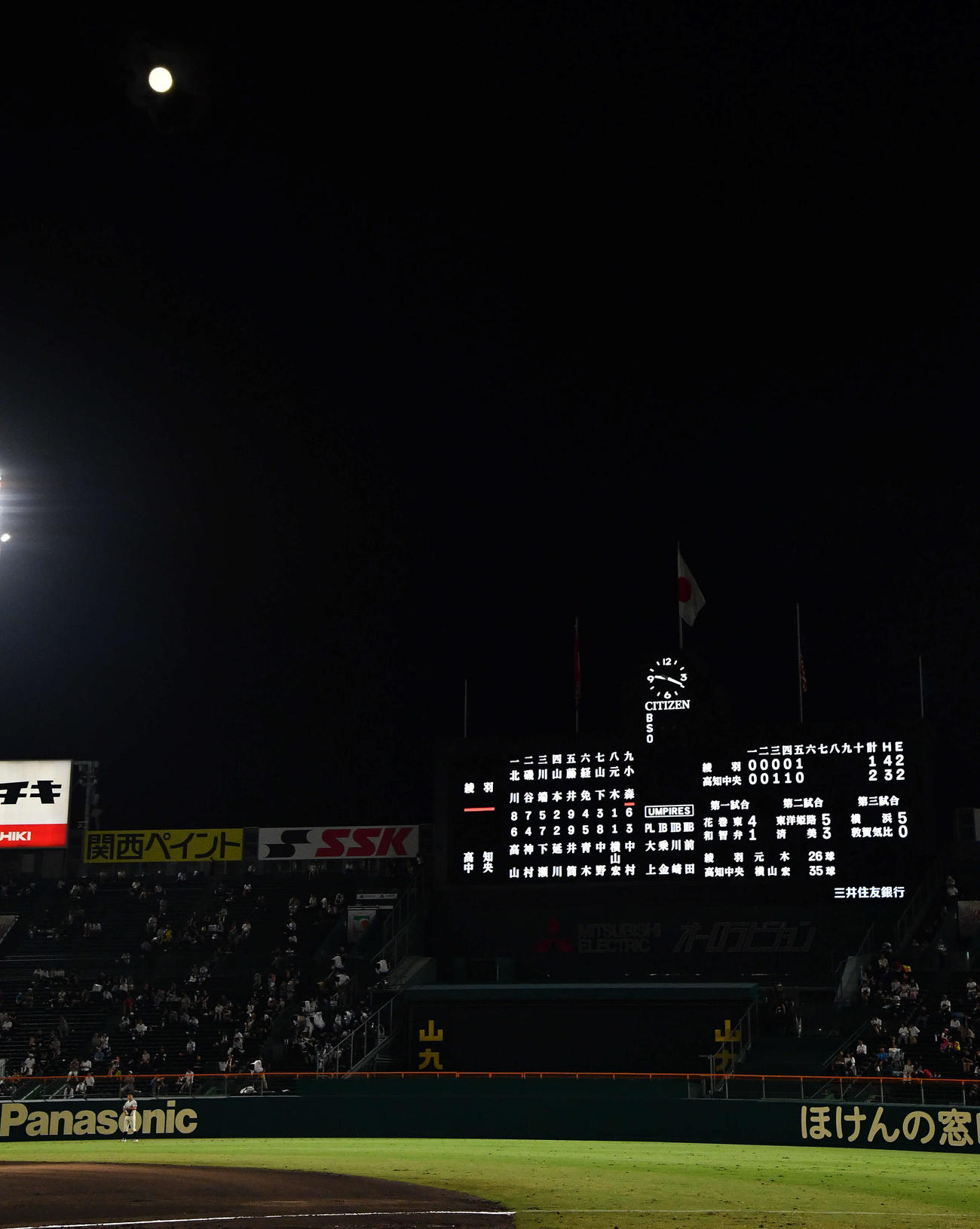 綾羽対高知中央　6回表、バックスクリーン上空に月（撮影・岩下翔太）