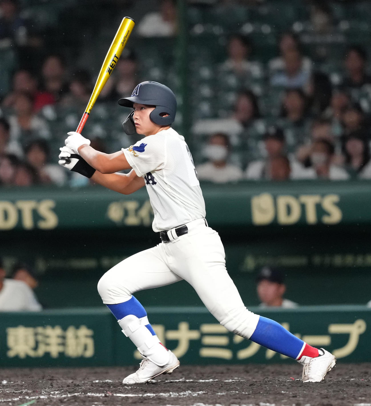 綾羽対高知中央　5回表綾羽1死二、三塁、左犠飛を放つ藤井（撮影・清水貴仁）