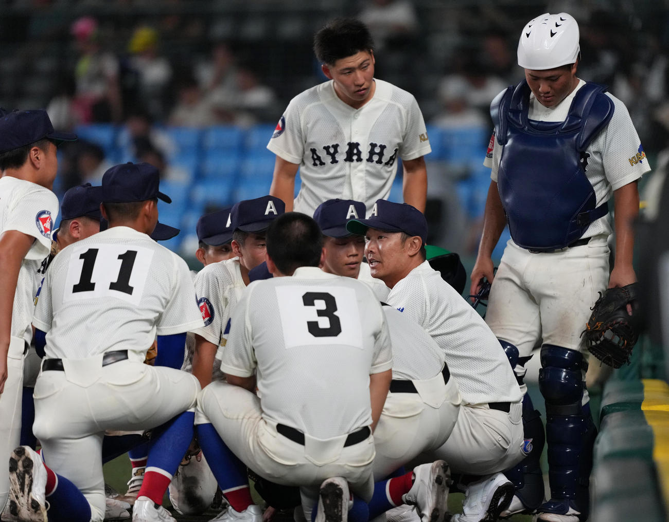 綾羽対高知中央　5回の攻撃を前に円陣を組む綾羽ナイン、右から2人目は千代監督（撮影・清水貴仁）