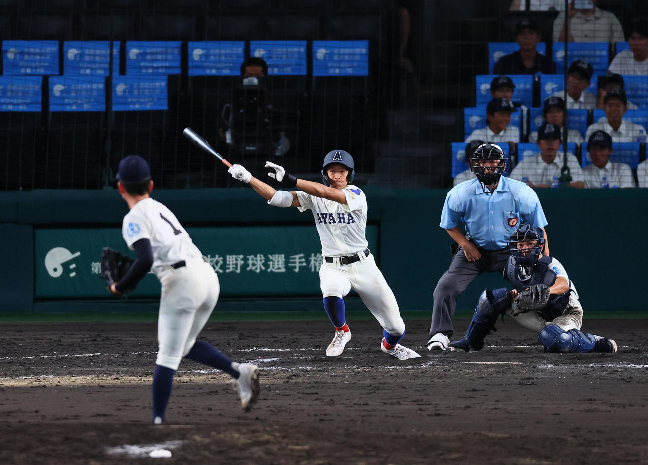 綾羽対高知中央　10回表綾羽無死一、二塁、北川は右越えに2点適時三塁打を放つ。投手松浦（撮影・藤尾明華）