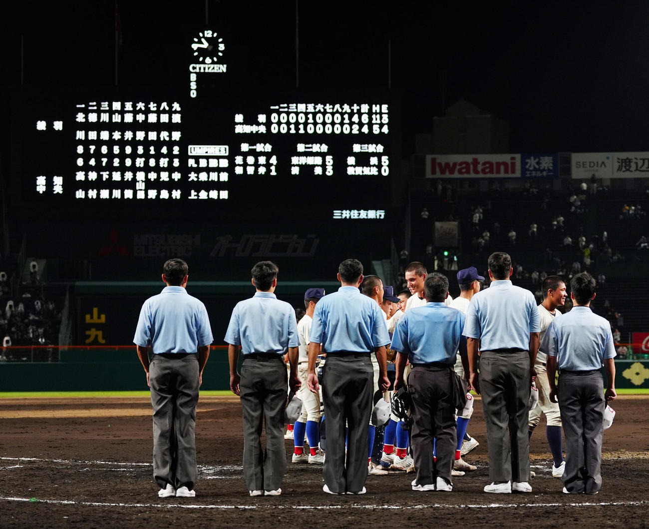 綾羽対高知中央　延長10回で試合終了となり両校ナインがあいさつする（撮影・清水貴仁）