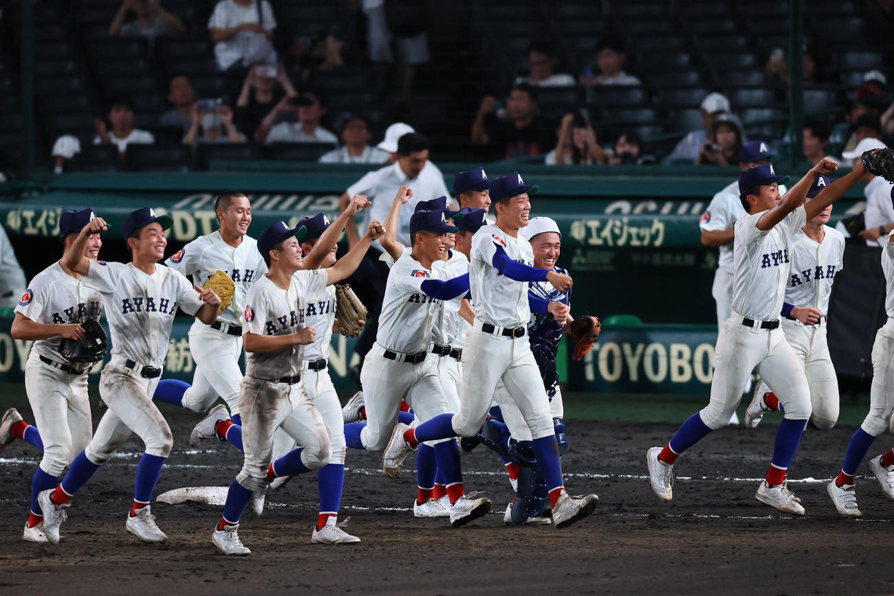 綾羽対高知中央　高知中央に勝利し、ガッツポーズで駆けだす綾羽ナイン（撮影・藤尾明華）