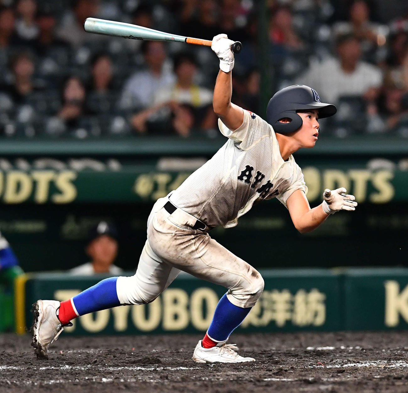 綾羽対高知中央　10回表綾羽無死三塁、磯谷は右越え適時二塁打を放つ（撮影・岩下翔太）