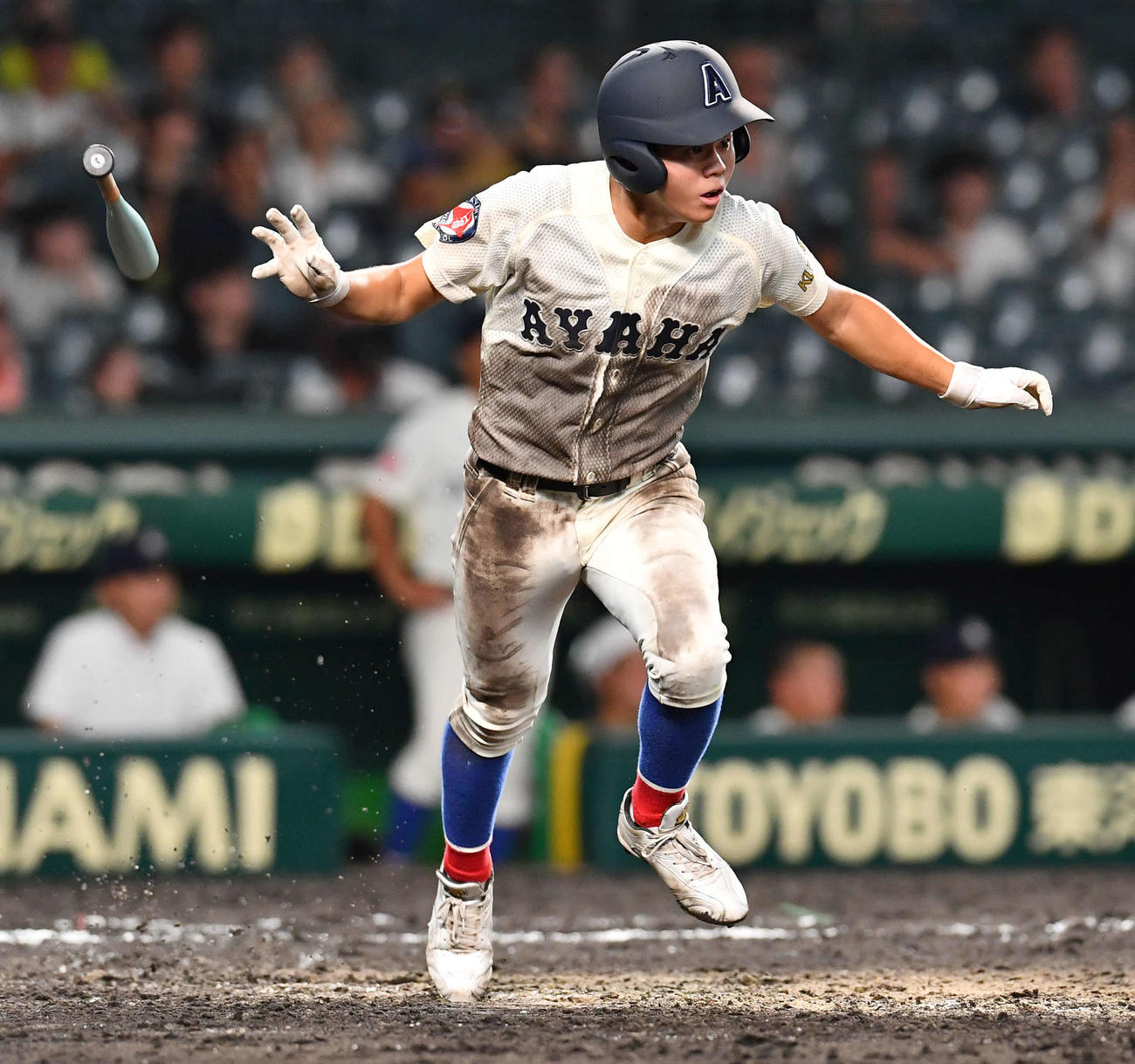 綾羽対高知中央　10回表綾羽無死三塁、磯谷は右越え適時二塁打を放つ（撮影・岩下翔太）