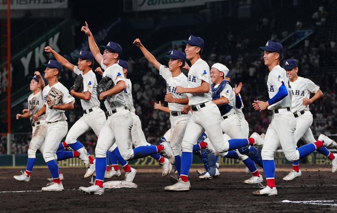 綾羽対高知中央　延長戦を制し笑顔で駆けだす綾羽ナイン（撮影・清水貴仁）