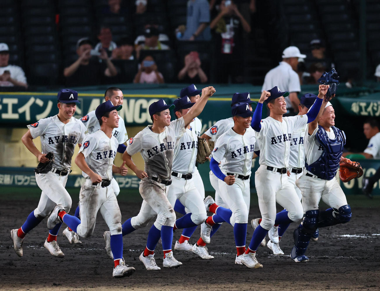 綾羽対高知中央　高知中央に勝利し、ガッツポーズで駆けだす綾羽ナイン（撮影・藤尾明華）
