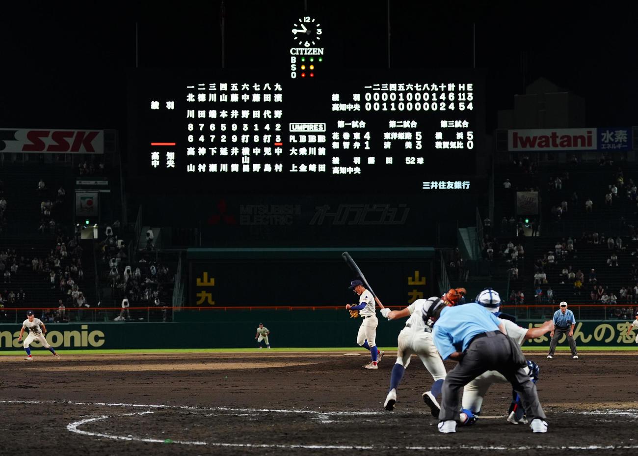 綾羽対高知中央　綾羽が延長10回を制し勝利した（撮影・清水貴仁）