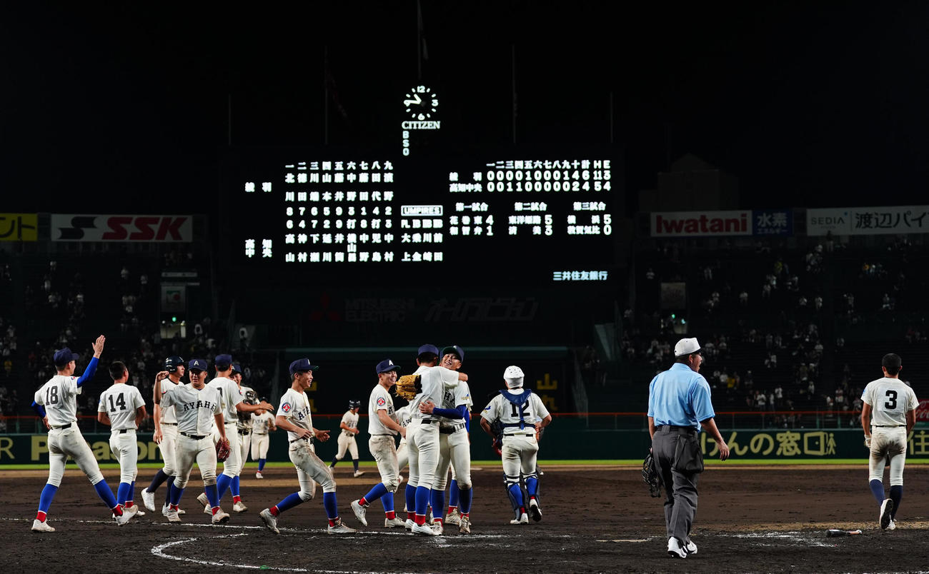 綾羽対高知中央　延長10回の激闘の末、勝利し喜ぶ綾羽ナイン（撮影・清水貴仁）