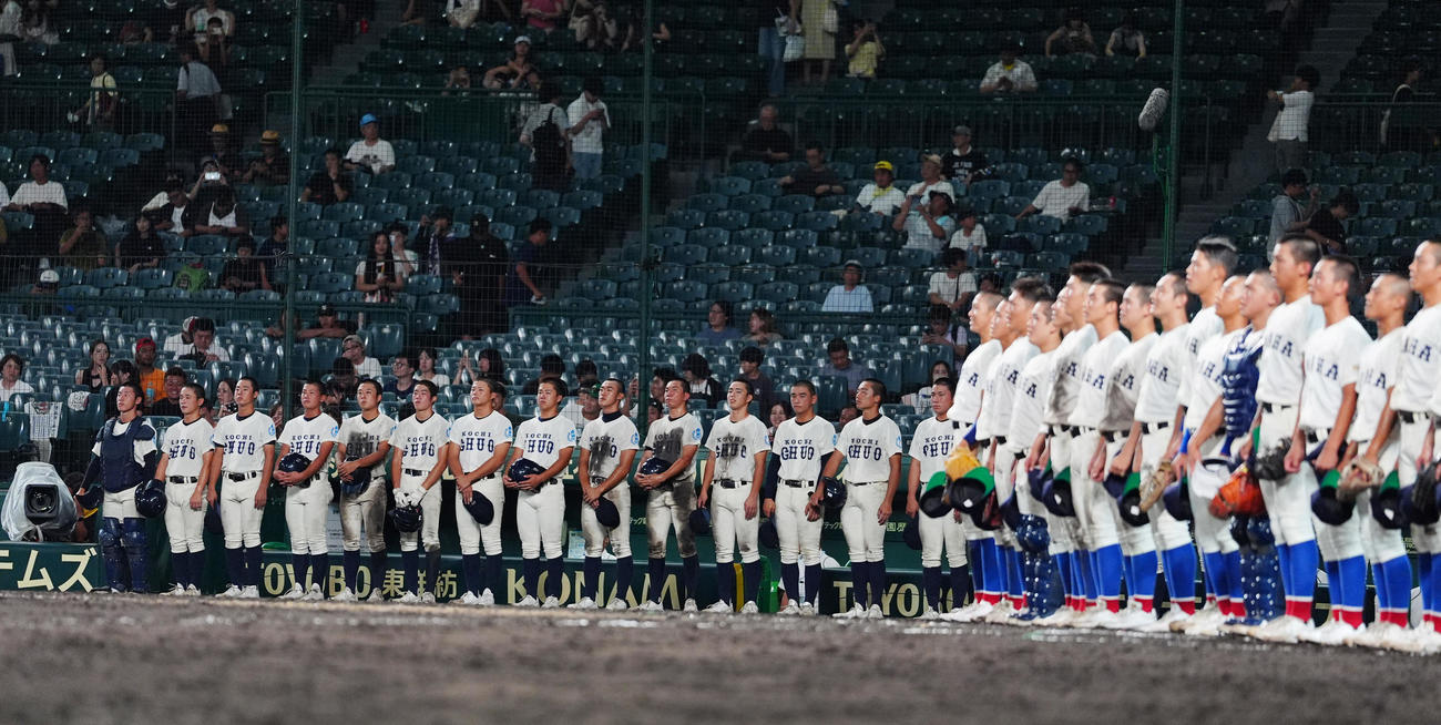 綾羽対高知中央　延長戦でやぶれベンチ前に整列する高知中央ナイン（撮影・清水貴仁）