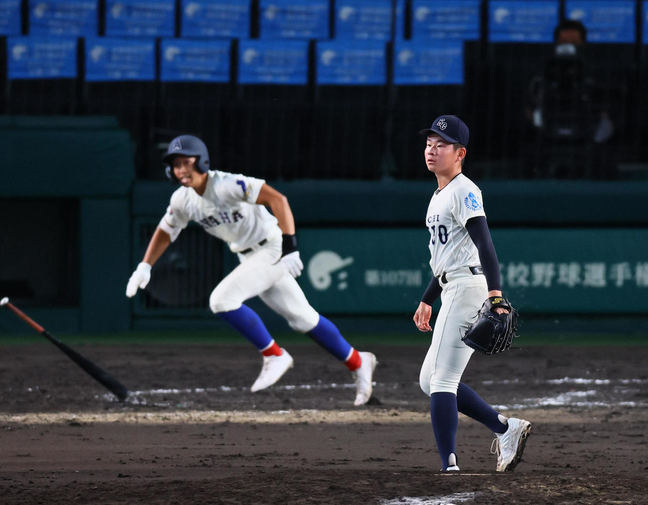 綾羽対高知中央　10回表綾羽無死一、二塁、北川に2点適時三塁打を許す松浦（撮影・藤尾明華）