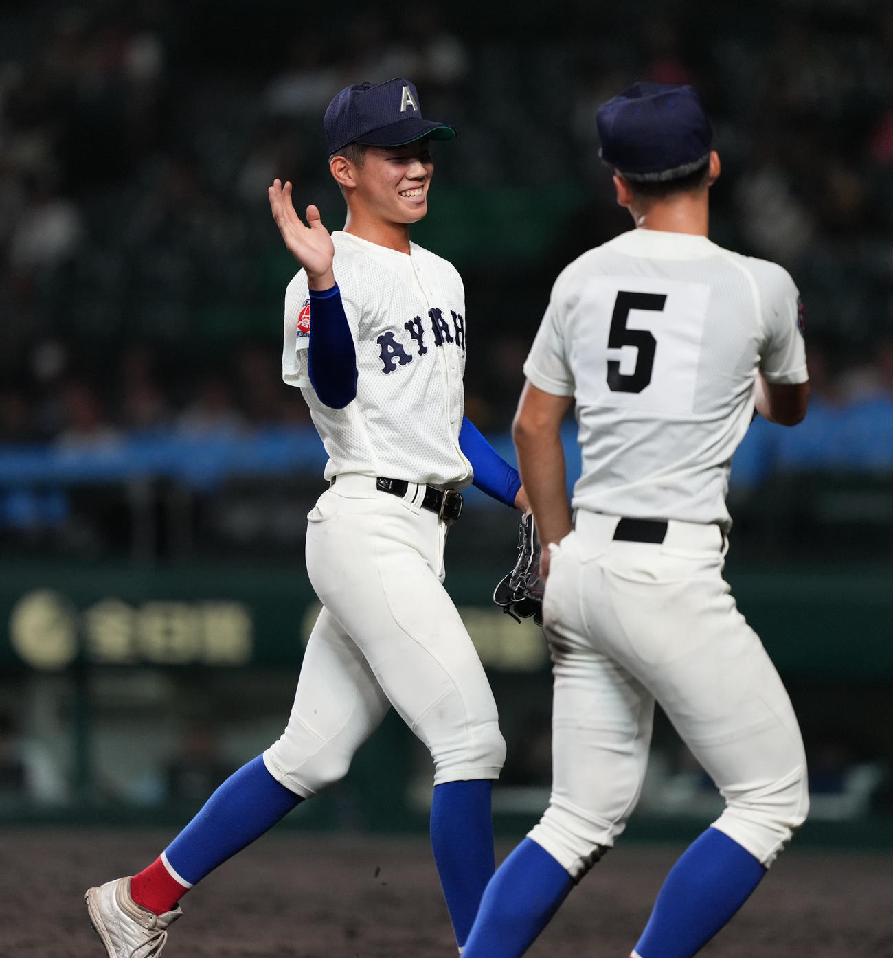 綾羽対高知中央　5回を抑え笑顔でベンチに戻る綾羽・元木（左）（撮影・清水貴仁）