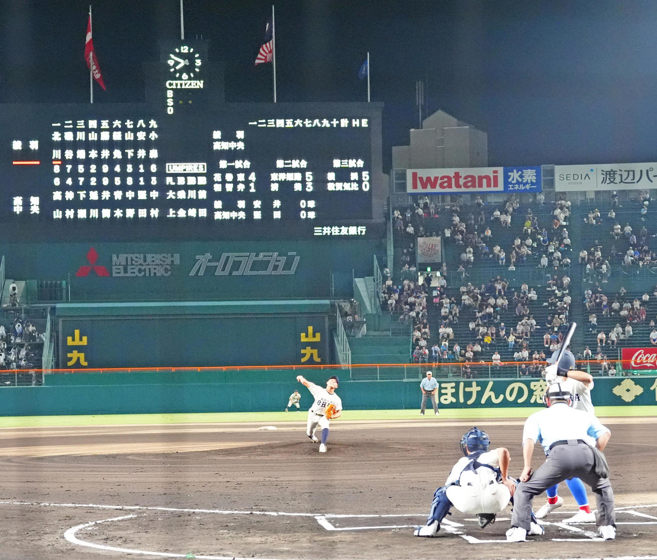 綾羽対高知中央　日が暮れるなか第4試合が開始する（撮影・清水貴仁）