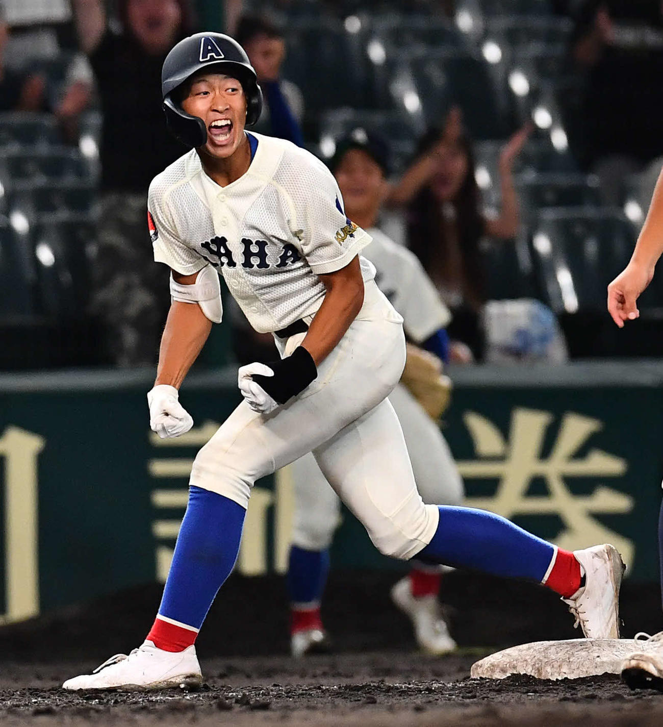 綾羽対高知中央　10回表綾羽無死一、二塁、勝ち越しの右越え2点適時三塁打を放った、北川は雄たけびをあげながらガッツポーズする（撮影・岩下翔太）