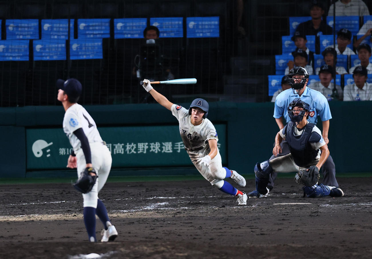 綾羽対高知中央　10回表綾羽無死三塁、磯谷は右越えに適時二塁打を放つ。投手松浦（撮影・藤尾明華）