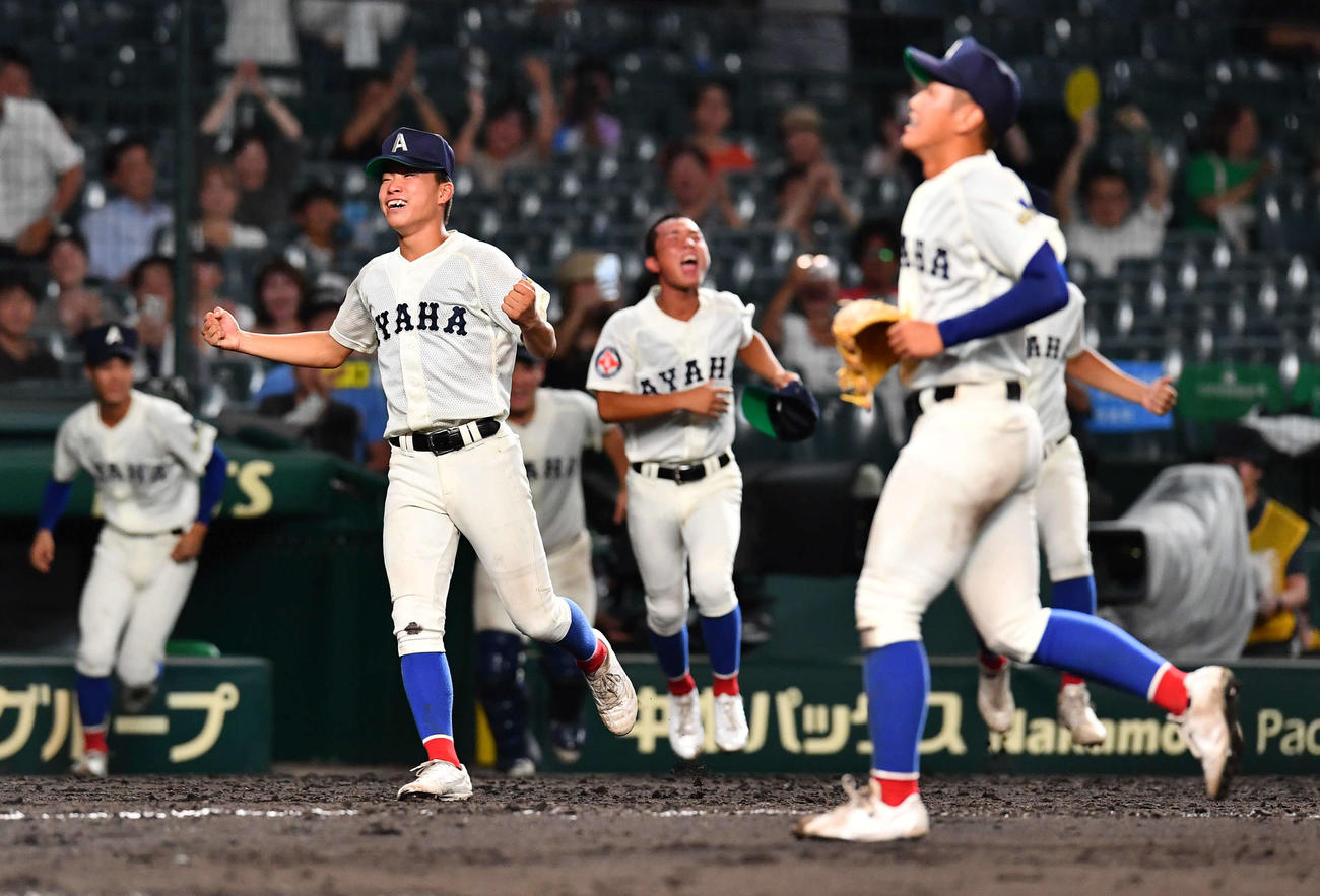 綾羽対高知中央　高知中央に勝利し、ベンチから駆けだす綾羽ナイン（撮影・岩下翔太）