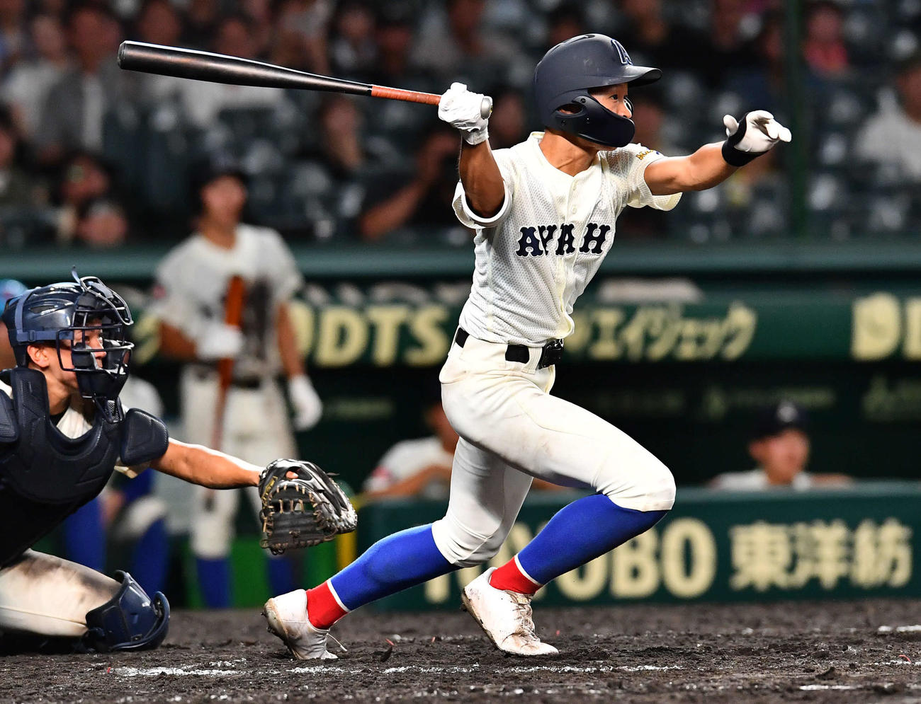 綾羽対高知中央　10回表綾羽無死一、二塁、北川は勝ち越しの右越え2点適時三塁打を放つ（撮影・岩下翔太）