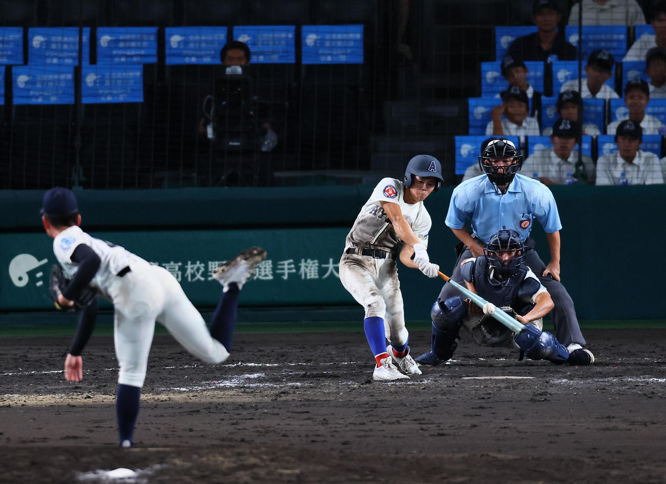 綾羽対高知中央　10回表綾羽無死三塁、磯谷は右越えに適時二塁打を放つ。投手松浦（撮影・藤尾明華）