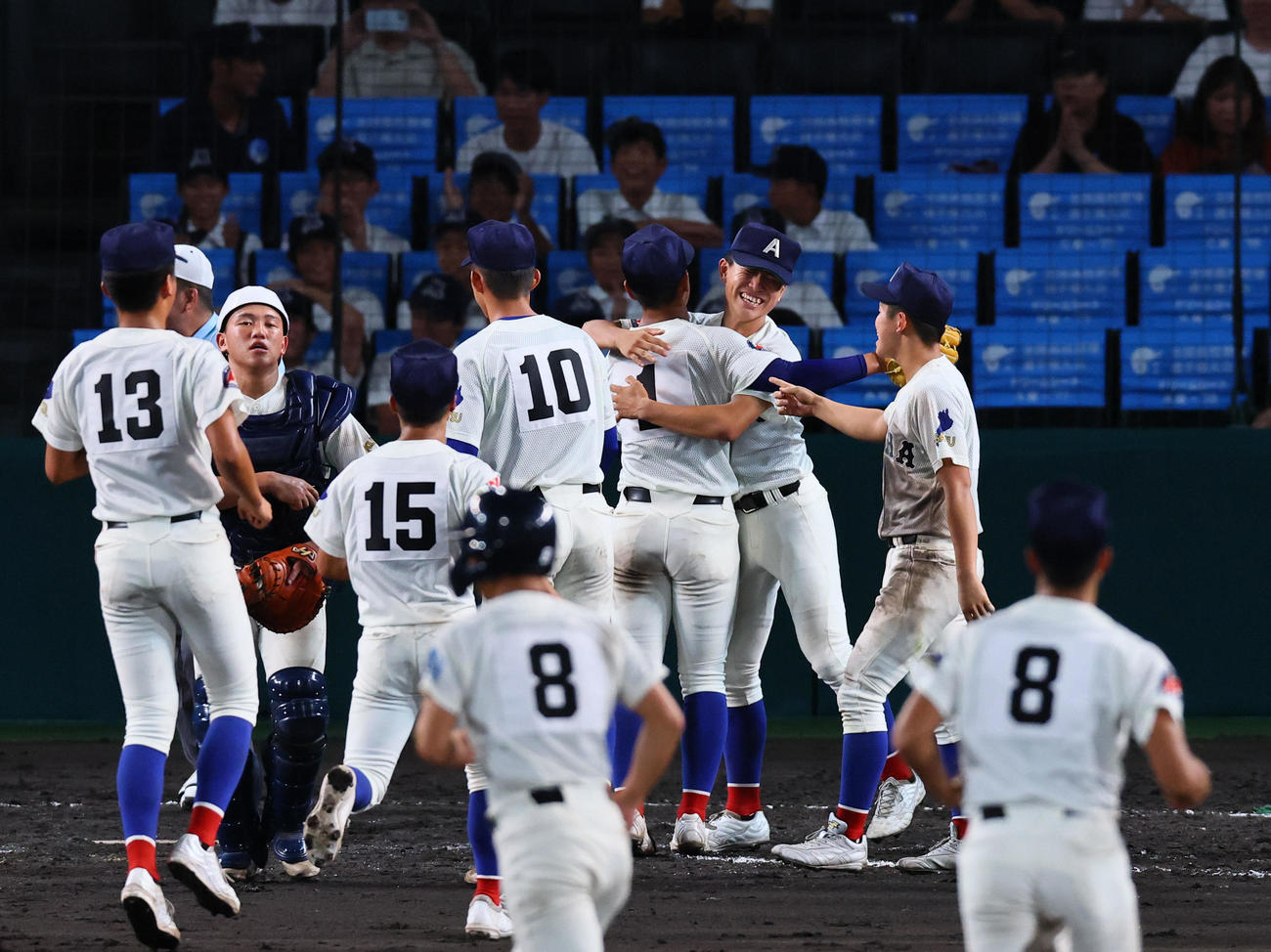 綾羽対高知中央　高知中央に勝利し、喜ぶ綾羽ナイン（撮影・藤尾明華）