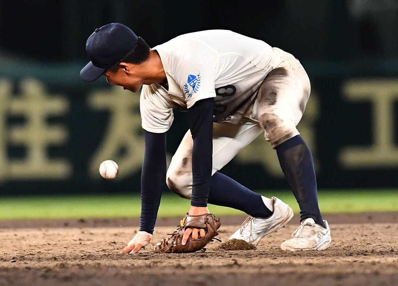 綾羽対高知中央　9回表綾羽2死満塁、川中の遊ゴロを高知中央高山が失策し同点となる（撮影・岩下翔太）