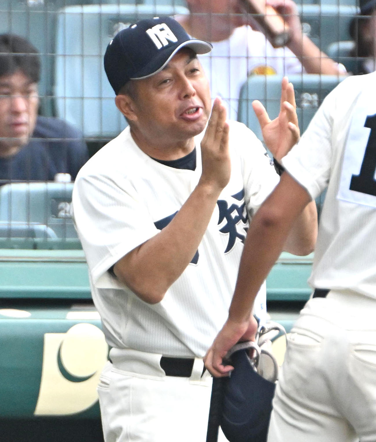 弘前学院聖愛対西日本短大付　2回裏を終えナインを迎える西日本短大付の西村慎太郎監督（撮影・石井愛子）