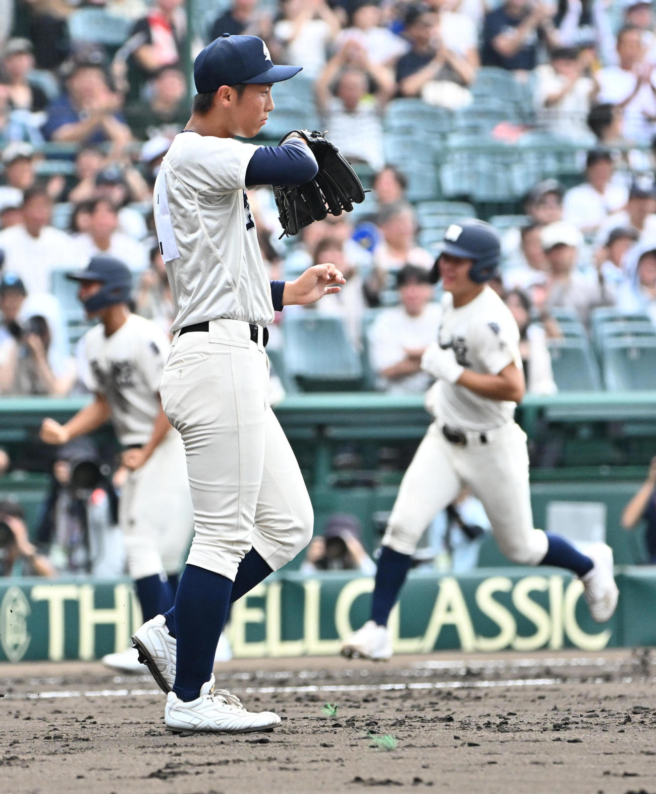 弘前学院聖愛対西日本短大付　4回表西日本短大付2死一塁　山下航輝（右）に本塁打を放たれる弘前学院聖愛の芹川丈治（撮影・石井愛子）