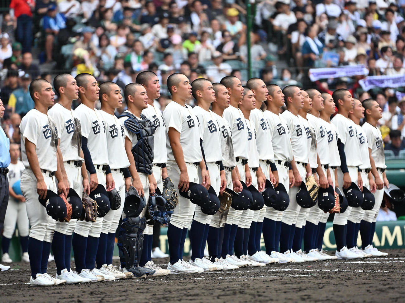 西日本短大付対弘前学院聖愛　弘前学院聖愛に勝利し校歌を歌う西日本短大付ナイン（撮影・石井愛子）