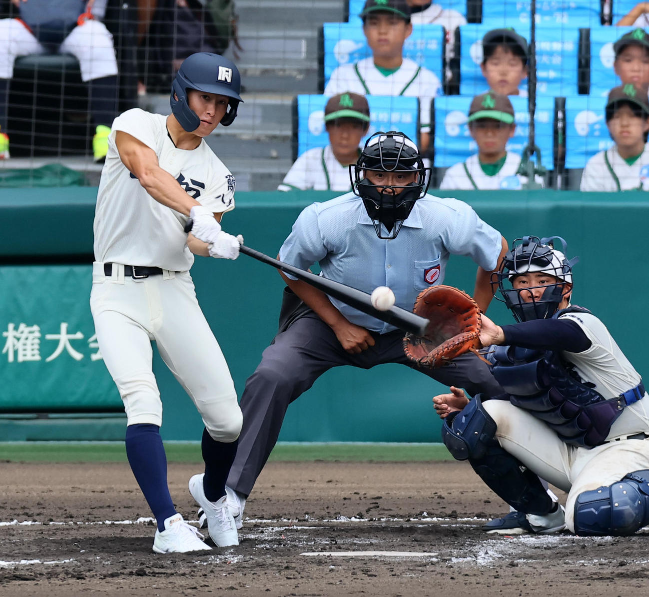 西日本短大付対弘前学院聖愛　7回表西日本短大付1死一、三塁、奥は同点犠飛を打ち上げる（撮影・加藤哉）