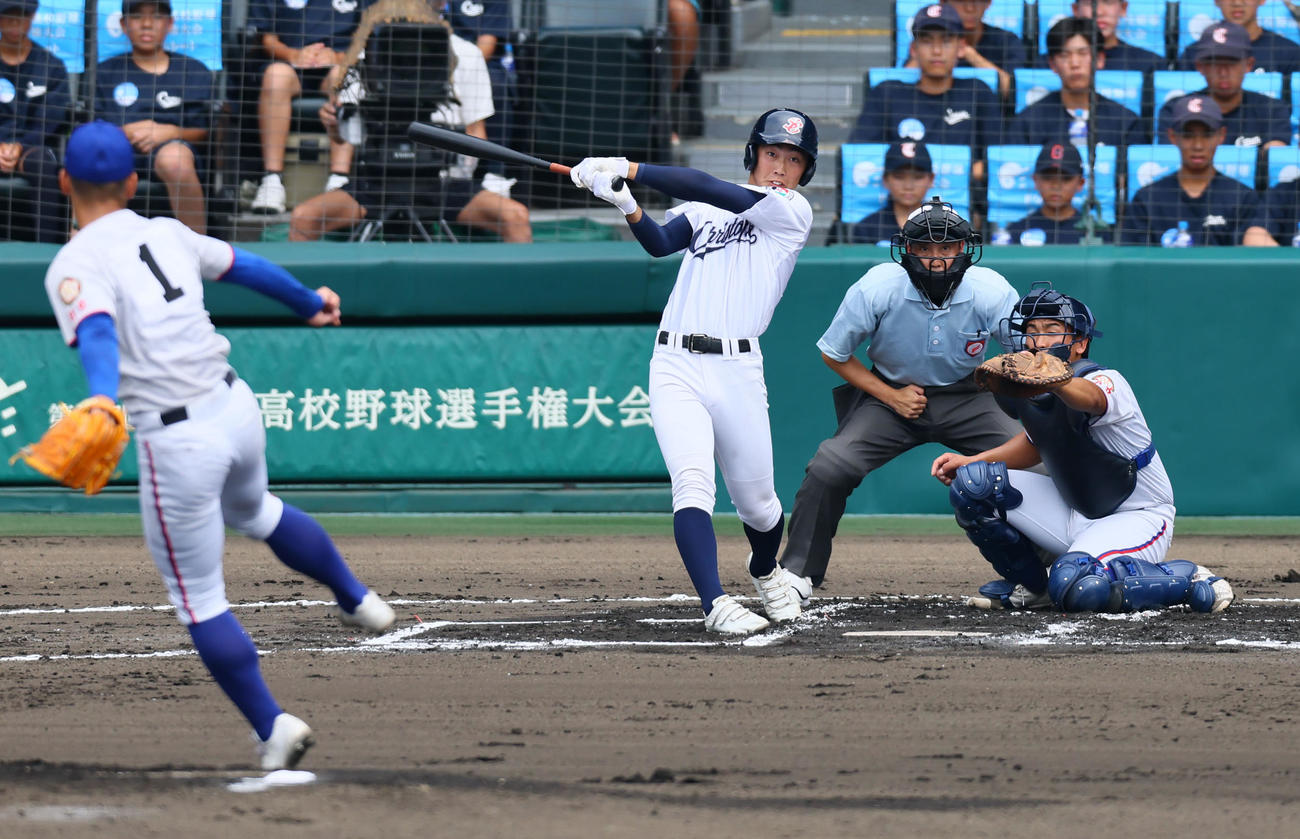 聖隷クリストファー対明秀学園日立　1回表聖隷クリストファー2死三塁、渡部は中越え適時二塁打を放つ。投手中岡（撮影・加藤哉）