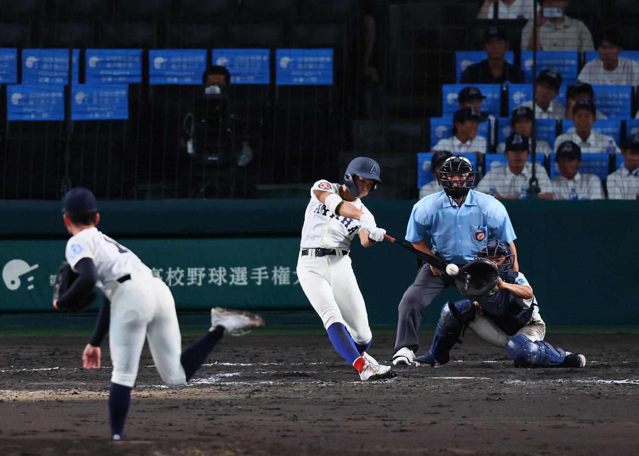 綾羽対高知中央　10回表綾羽無死一、二塁、北川は右越えに2点適時三塁打を放つ。投手松浦（撮影・藤尾明華）