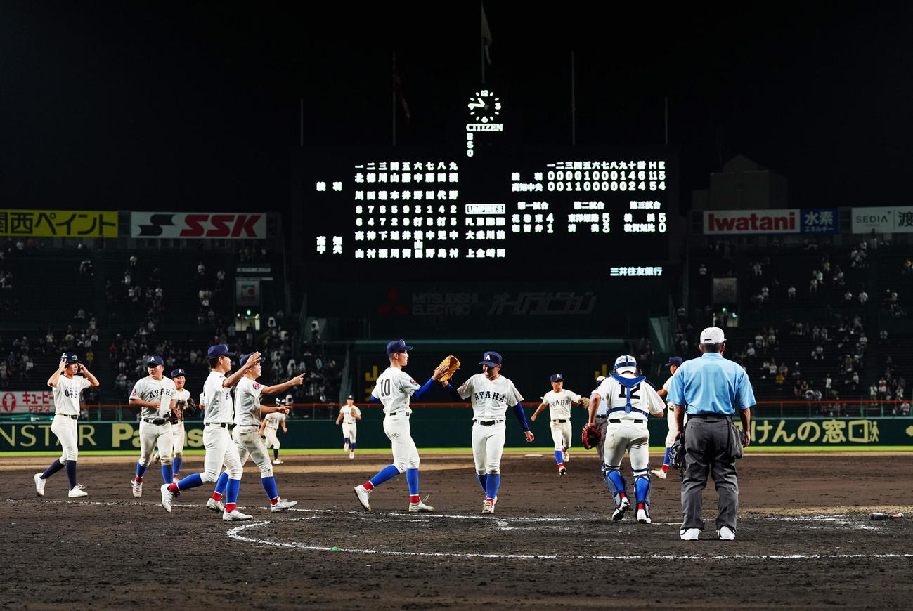 綾羽対高知中央　延長10回の激闘の末、勝利し喜ぶ綾羽ナイン（撮影・清水貴仁）