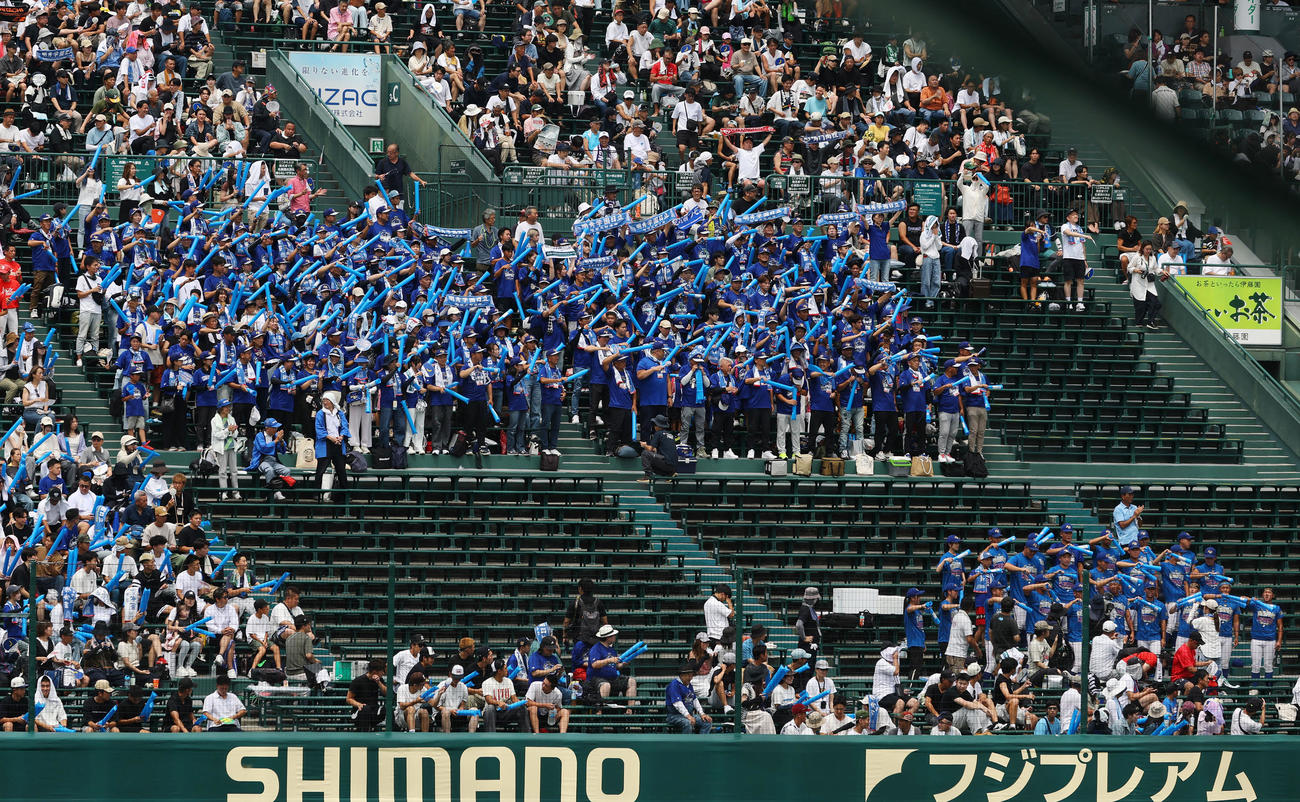聖隷クリストファー対明秀学園日立　試合は始まったが応援団の席がぽっかりと空席のままの一塁側明秀日立応援席（撮影・加藤哉）