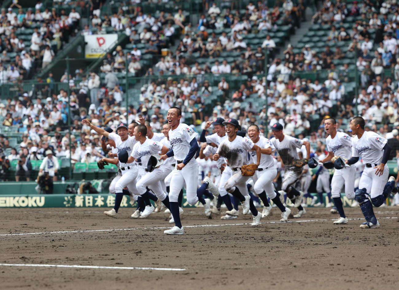 聖隷クリストファー対明秀学園日立　明秀学園日立に勝利し笑顔でスタンドに向かう聖隷クリストファーナイン（撮影・増田悦実）