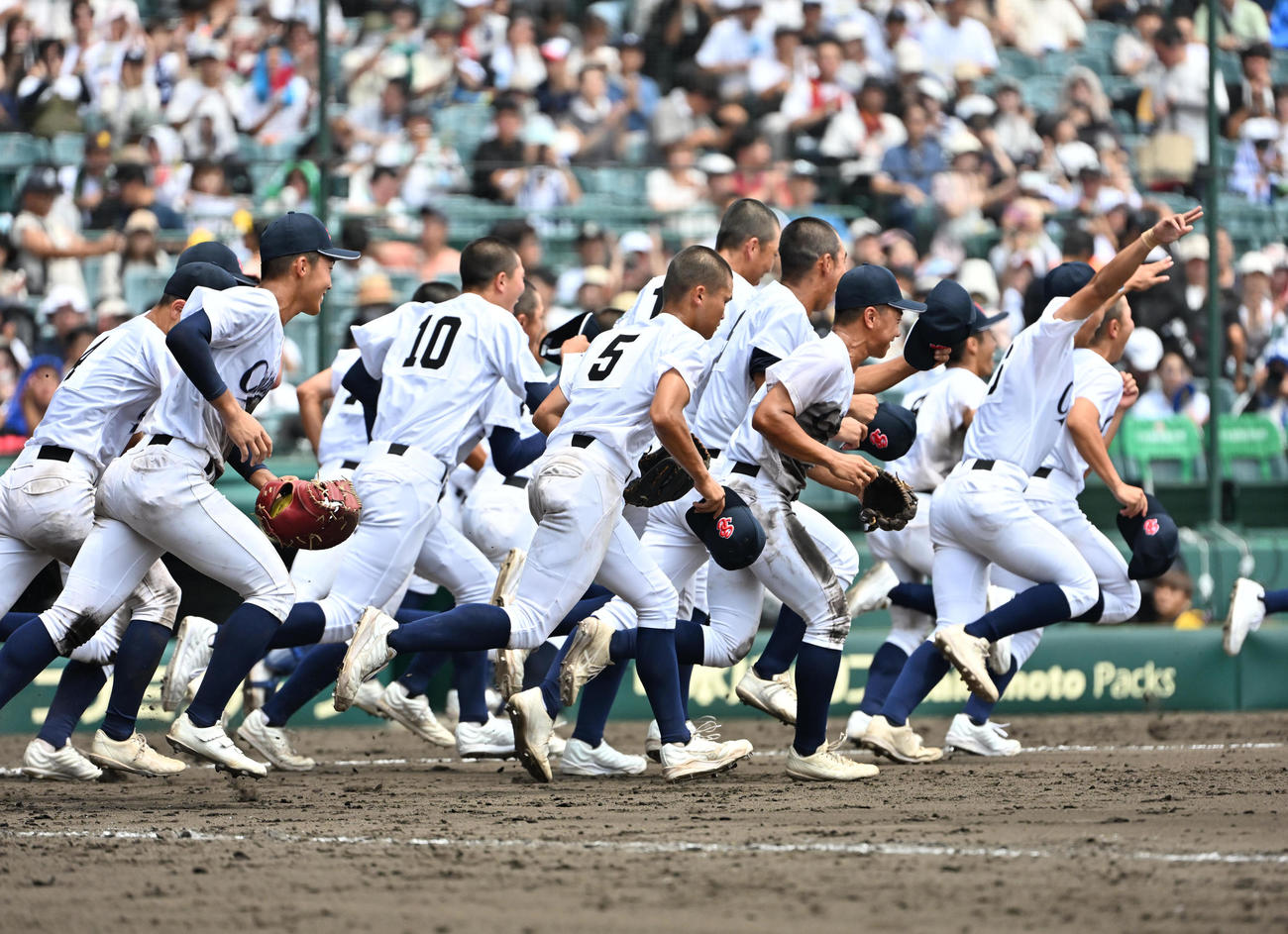 聖隷クリストファー対明秀学園日立　明秀学園日立に勝利しアルプスに駆け出す聖隷クリストファーナイン（撮影・石井愛子）