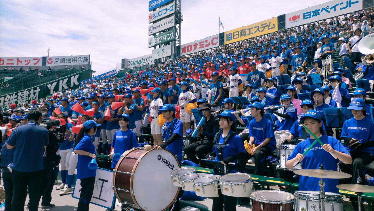 アルプスから応援する明秀学園日立の応援団（撮影・阿部健吾）