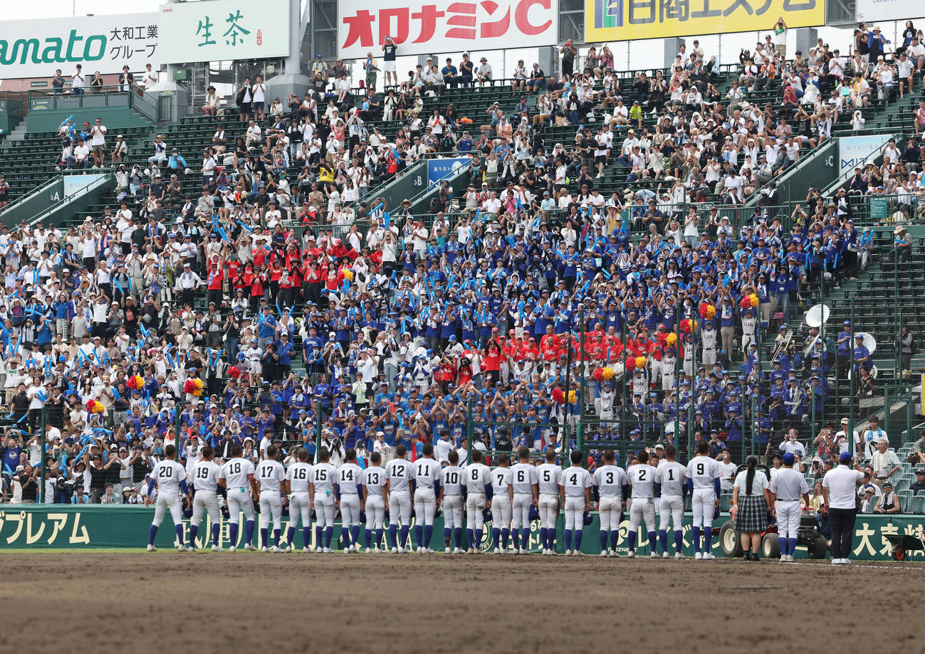 聖隷クリストファー対明秀学園日立　アルプススタンドにあいさつをする明秀学園日立ナイン（撮影・増田悦実）