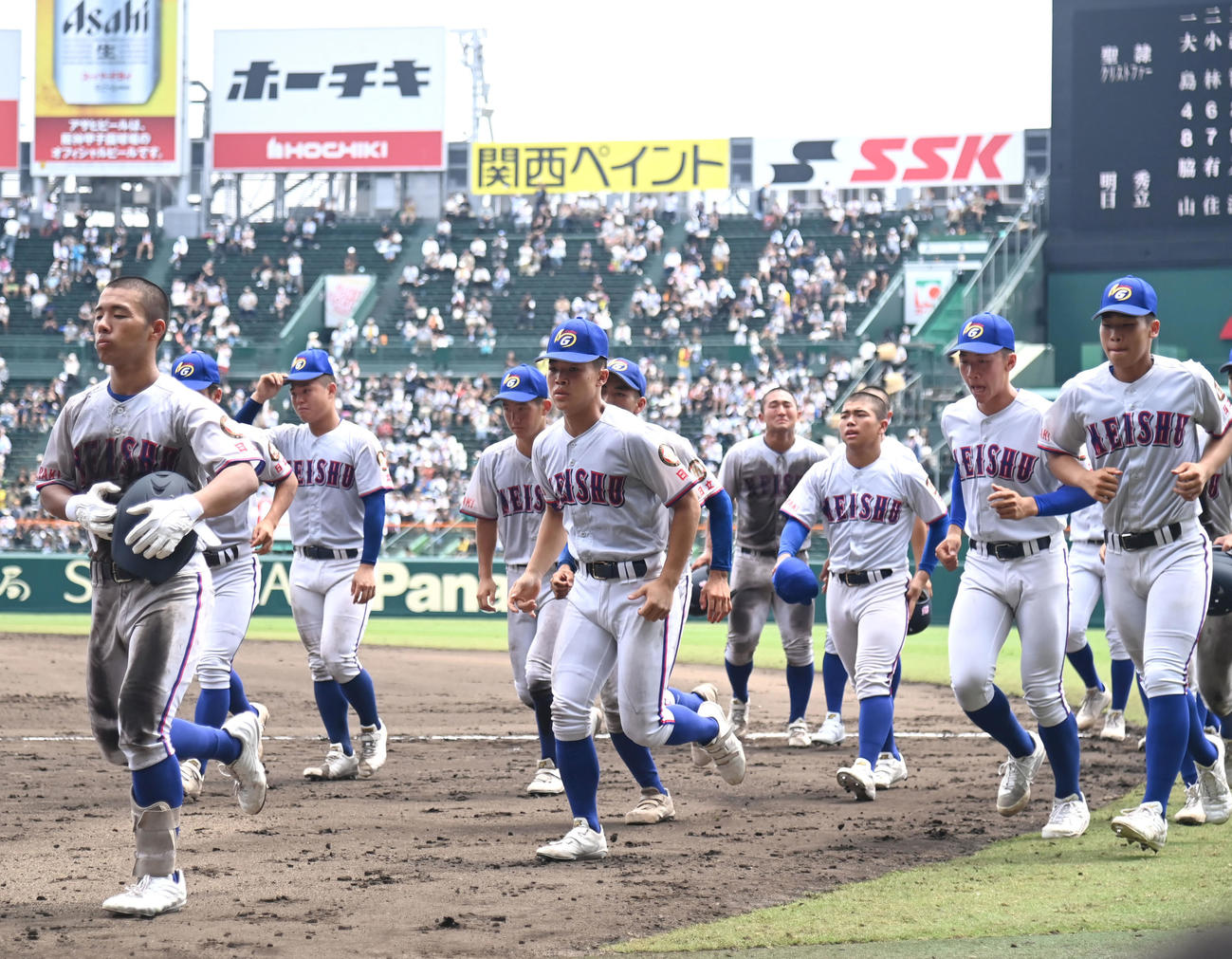 聖隷クリストファー対明秀学園日立　聖隷クリストファーに負け肩を落とす明秀学園日立ナイン（撮影・石井愛子）