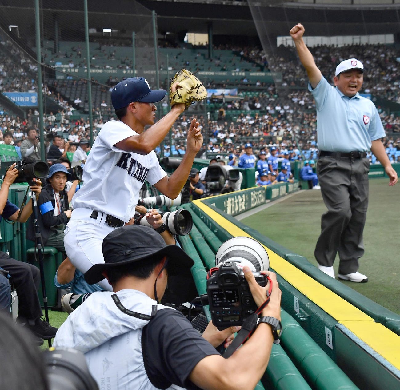 青藍泰斗対佐賀北　2回表青藍泰斗1死一塁、白土の一邪飛をカメラマン席に飛び込みながら好捕した佐賀北宮崎（撮影・岩下翔太）