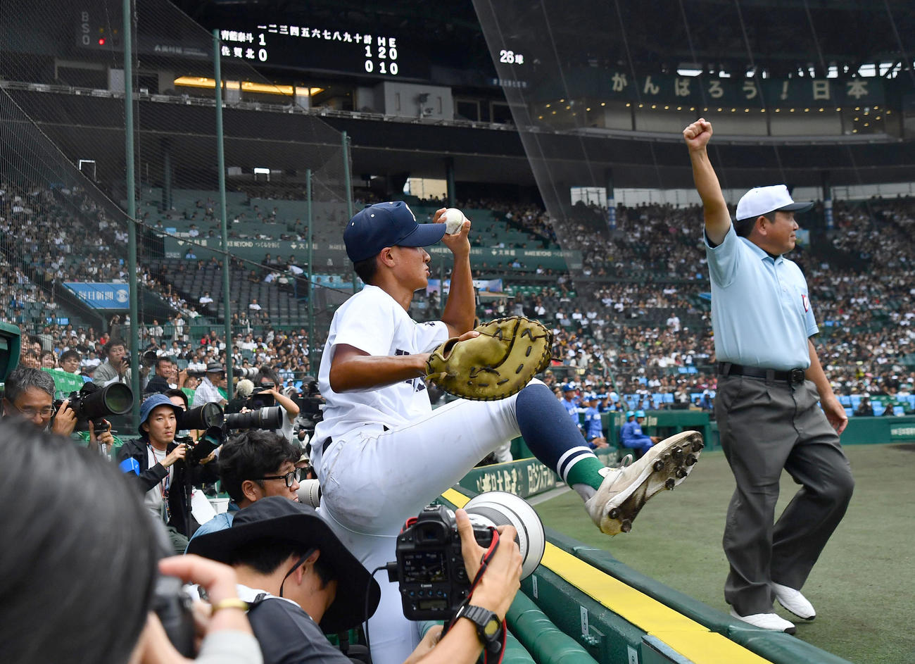 青藍泰斗対佐賀北　2回表青藍泰斗1死一塁、白土の一邪飛をカメラマン席に飛び込みながら好捕した佐賀北宮崎（撮影・岩下翔太）