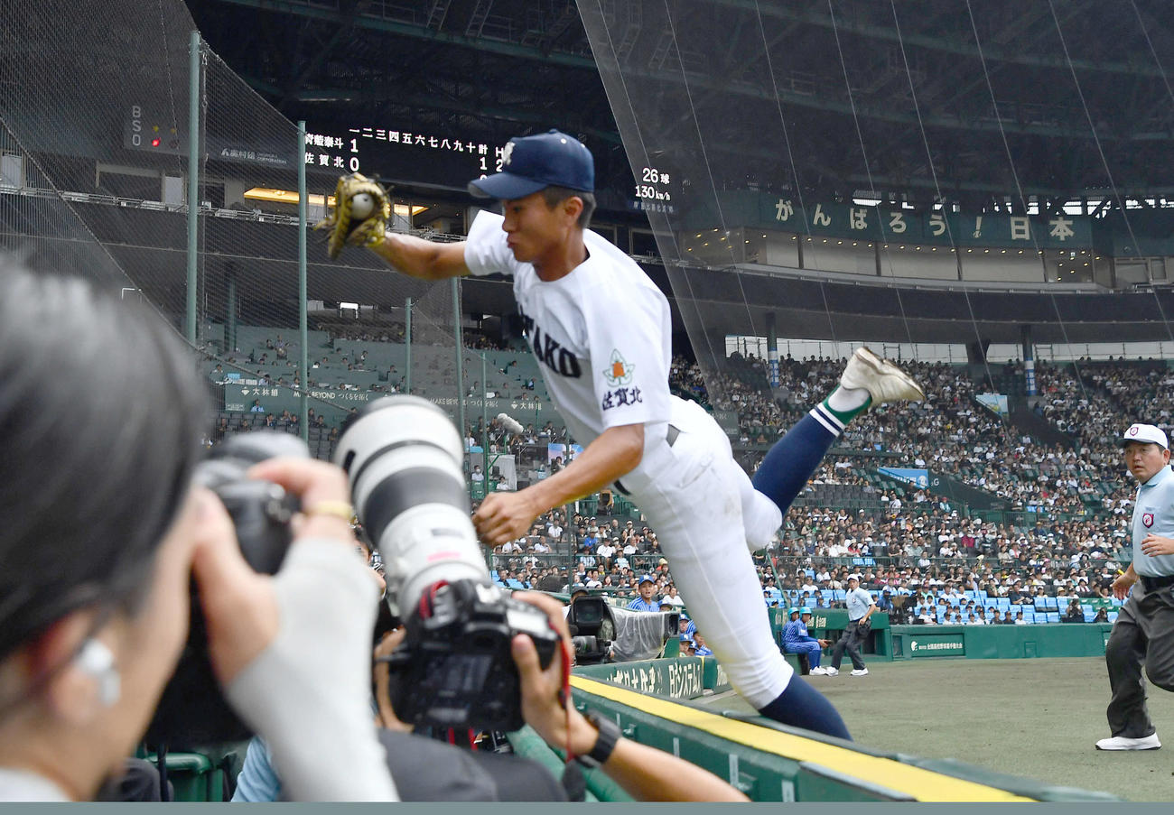 青藍泰斗対佐賀北　2回表青藍泰斗1死一塁、白土の一邪飛をカメラマン席に飛び込みながら好捕する佐賀北宮崎（撮影・岩下翔太）