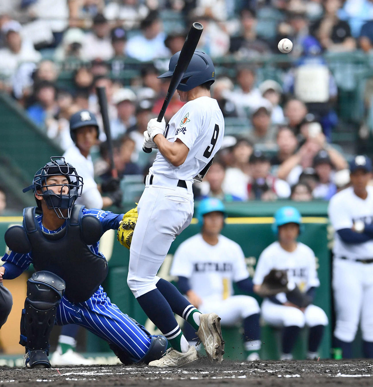 青藍泰斗対佐賀北　2回裏佐賀北2死満塁、同点となる押し出し死球を受ける山下（撮影・岩下翔太）