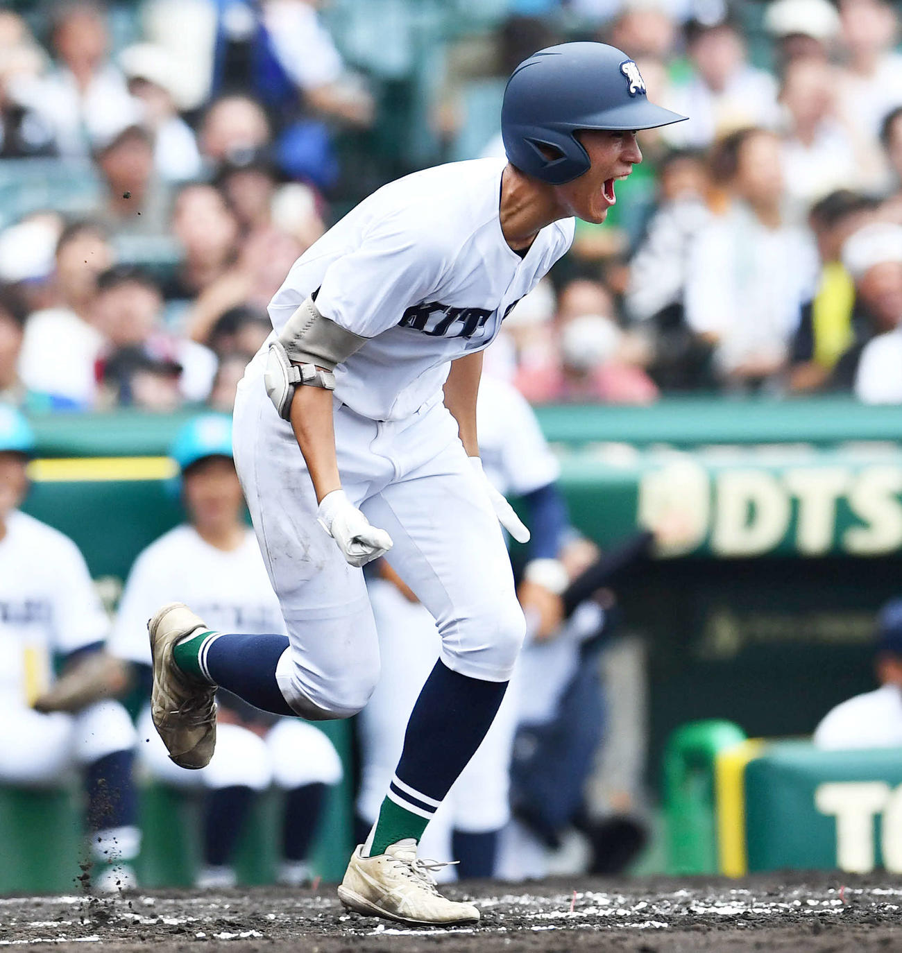 青藍泰斗対佐賀北　2回裏佐賀北2死満塁、押し出し死球で同点となり、雄たけびをあげる山下（撮影・岩下翔太）