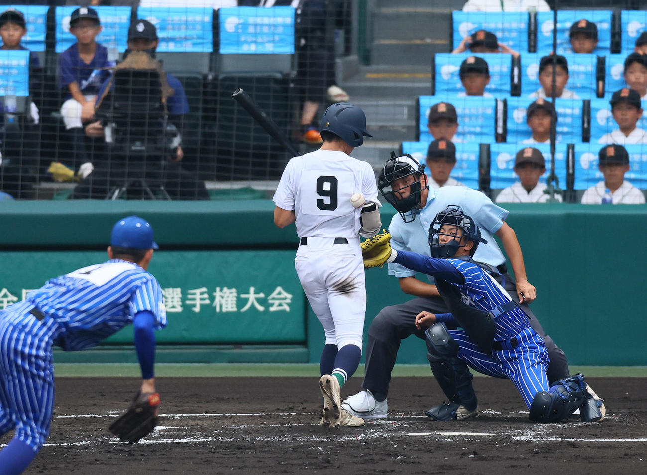 青藍泰斗対佐賀北　2回裏佐賀北2死満塁、山下は同点の押し出し死球を受ける。投手永井（撮影・藤尾明華）
